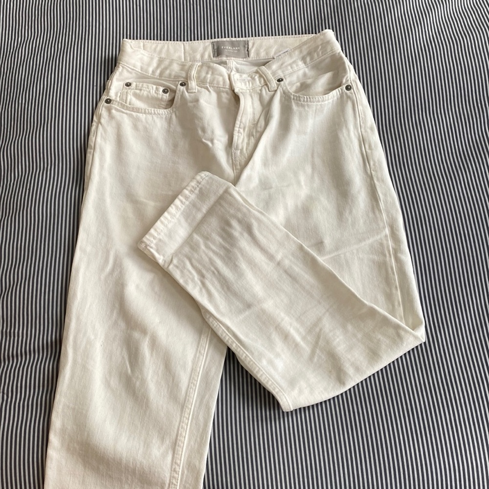 everlane the super-soft relaxed jean in “bone”